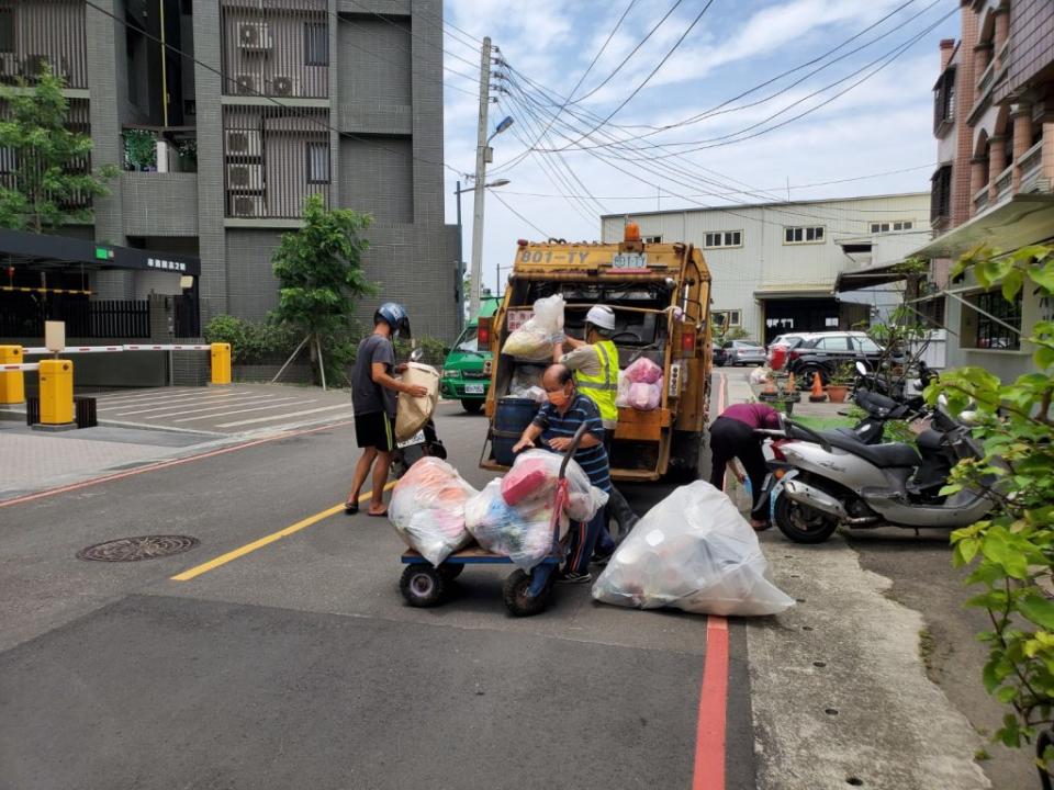 新竹市政府為提升金雅重劃區民眾丟垃圾之便利性，解決重劃區與日俱增的垃圾清運需求，將於六月一日起試辦夜間垃圾清運路線。(記者曾芳蘭攝)