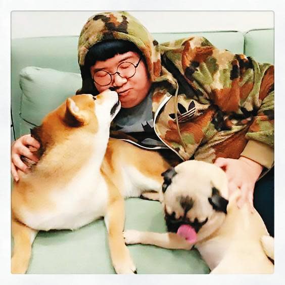 陳彥佐家裡養了兩隻毛小孩，柴犬Maru 跟巴哥犬Mei Mei ，9歲的牠們平日愛黏著他在沙發睡覺