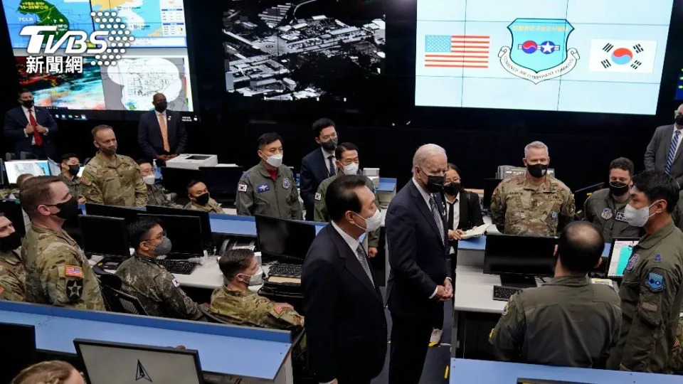 美國總統拜登（Joe Biden）和南韓總統尹錫悅，5月曾一同視察「韓國空軍航空航太作戰本部」（KAOC）。（圖／達志影像美聯社）