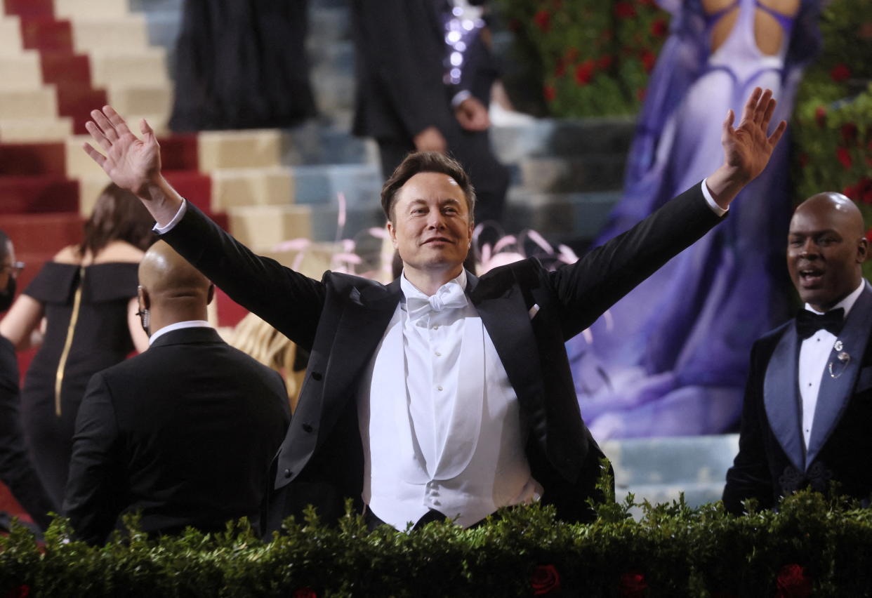 Elon Musk arrives at the In America: An Anthology of Fashion themed Met Gala at the Metropolitan Museum of Art in New York City, New York, U.S., May 2, 2022. REUTERS/Brendan Mcdermid     TPX IMAGES OF THE DAY