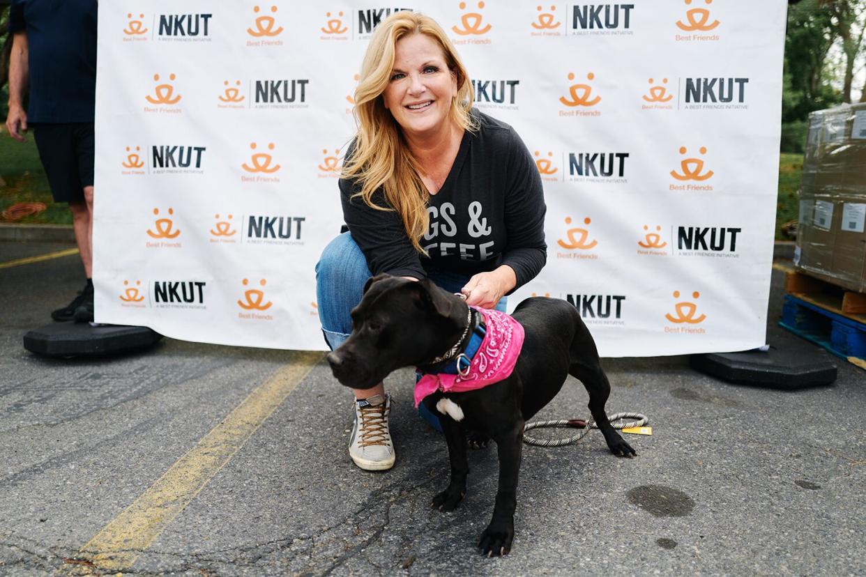 Trisha Yearwood surprise pet food drive