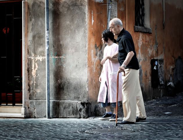 Badante straniera con anziano signore a Roma (Photo: ANSA)