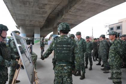 嚴部長9日下午召集全軍重要幹部實施戰力防護示範觀摩。（軍聞社記者周力行攝）