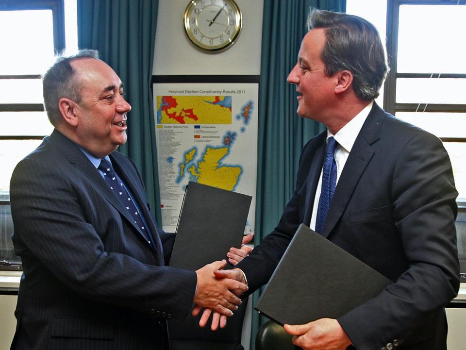 Alex Salmond and David Cameron agreeing to 2014 referendumPA