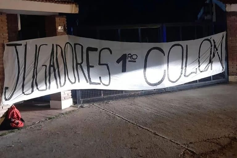 Se está viviendo un clima muy tenso en Colón de Santa Fe y el hotel en el que concentran apareció este jueves con pancartas enfocadas en los jugadores