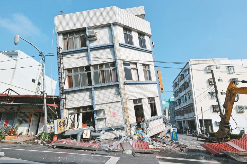 花蓮一棟大樓在強震中傾斜，一樓早餐店店面消失。（記者劉學聖／攝影）