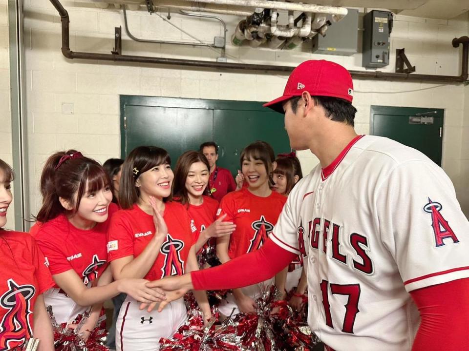 大谷翔平跟樂天女孩一一握手。（樂天桃猿提供）