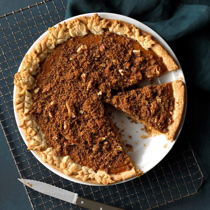 Ginger Pumpkin Pie With Streusel Exps Tcbbz18 108250 C05 04 4b 2