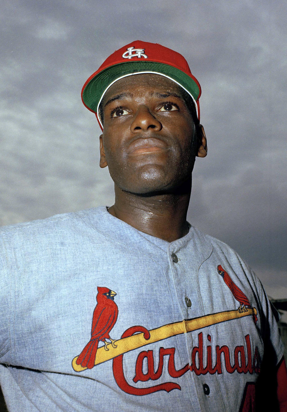 ARCHIVO - En esta foto de archivo de 1967, Bob Gibson posa durante la pretemporada en Florida (AP Foto, archivo)