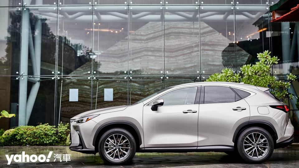 2022 Lexus大改款NX350h豪華版臨潭試駕！由內而生的質感加成！