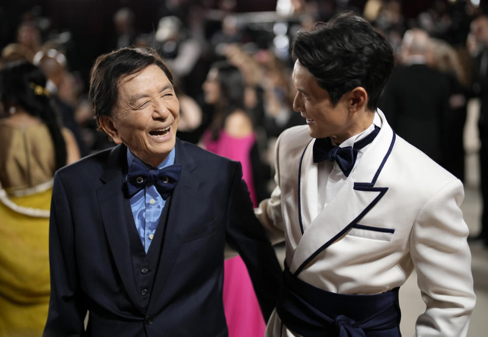 James Hong, izquierda, y Harry Shum Jr. llegan a los Oscar el domingo 12 de marzo de 2023 en el Teatro Dolby en Los Angeles. (Foto AP/John Locher)