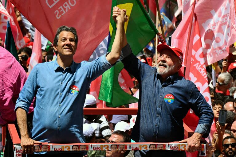 En esta foto de archivo tomada el 8 de octubre de 2022,  Luiz Inácio Lula da Silva y el candidato a gobernador del estado de Sao Paulo, Fernando Haddad, hacen un gesto durante un mitin de campaña en Campinas, estado de Sao Paulo, Brasil.