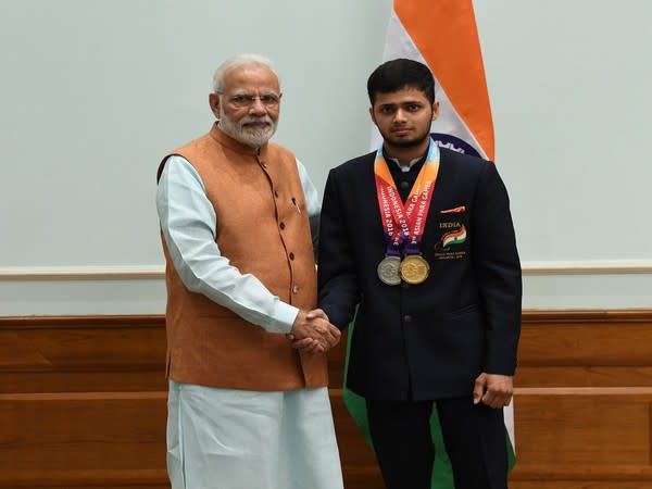 PM Modi with Tokyo Paralympics medallist Manish Narwal (Photo/Twitter)