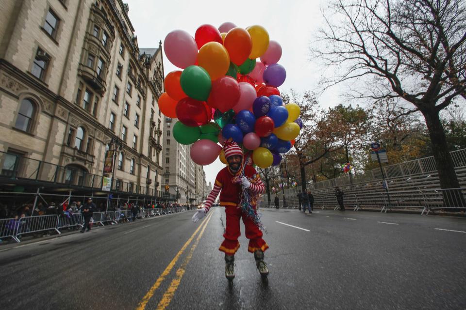 A clown skates with balloons before of Macy's Thanksgiving Day Parade in New York, November 27, 2014. REUTERS/Eduardo Munoz (UNITED STATES - Tags: SOCIETY)