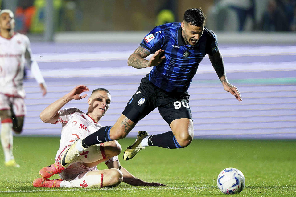 Fiorentina's Nikola Milenkovic, left, fouls Atalanta's Gianluca Scamacca during the Coppa Italia soccer match between Atalanta and Fiorentina at Gewiss Stadium, Wednesday, April 24, 2024, in Bergamo, Italy. Milenkovic was issued a red card for the challenge. (Spada/LaPresse via AP)