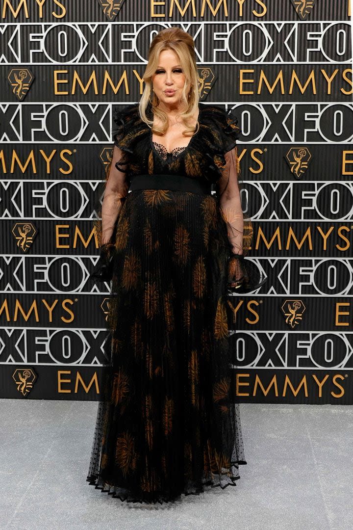 La actriz Jennifer Coolidge, nominada por su interpretación en la serie The White Lotus, eligió combinar estilos y lució, en la gala, un vestido negro con encaje, transparencias, plisado y estampados