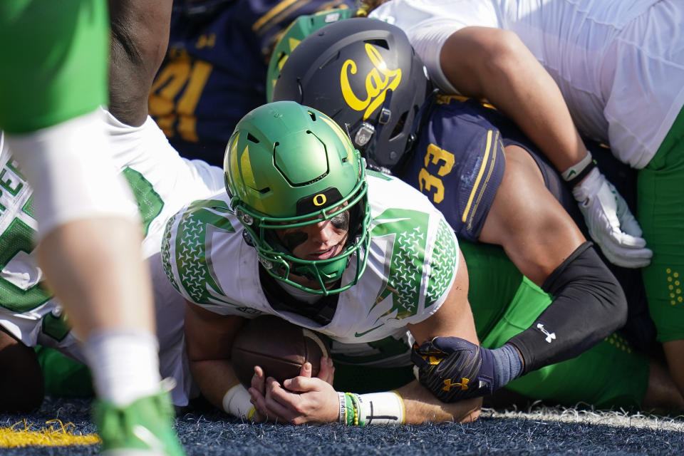 Oregon quarterback Bo Nix, center, scores a 1-yard rushing touchdown against California during the first half of an NCAA college football game in Berkeley, Calif., Saturday, Oct. 29, 2022. (AP Photo/Godofredo A. Vásquez)