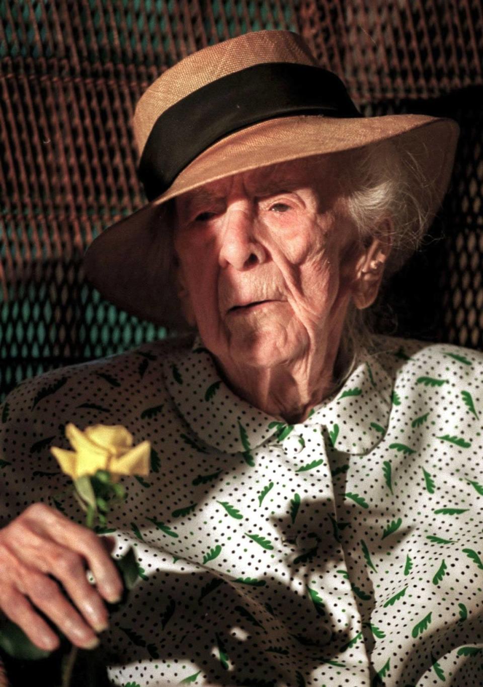 Marjory Stoneman Douglas es fotografiada celebrando su 105 cumpleaños en su casa en Coconut Grove. Murió ahí tres años más tarde, a los 108 años.