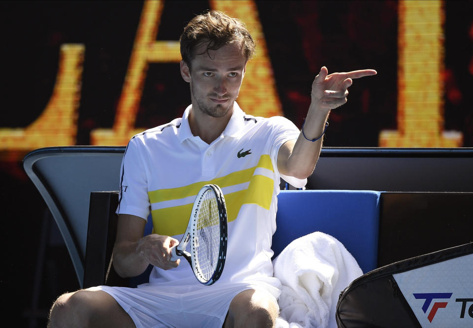 El ruso Daniil Medvedev gesticula tras derrotar al serbio Filip Krajinovic en su partido de tercera ronda del Abierto de Australia, en Melbourne, Australia, el 13 de febrero de 2021. (AP Foto/Andy Brownbill)