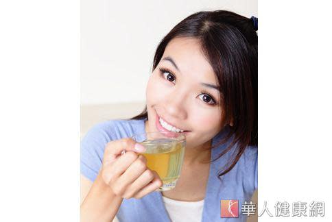 中醫師認為，平常多喝滋補肝腎的養生茶飲，可延緩白髮生成。