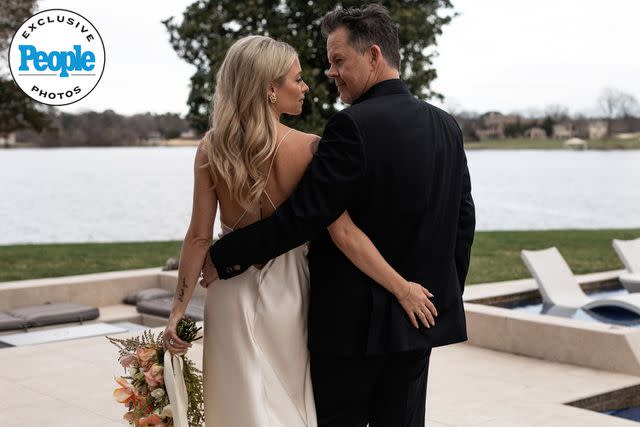 <p>Christy Dux Portraits</p> Gary Allan and Molly Martin on their wedding day