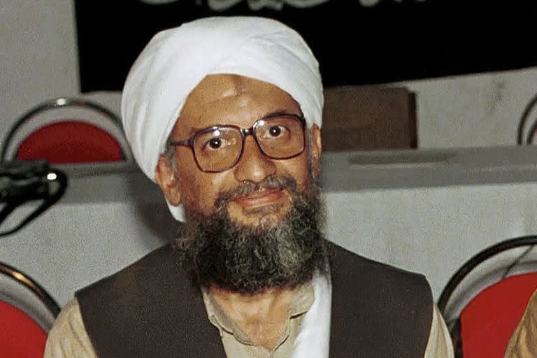 Ayman al-Zawahiri posa para una fotografía en Khost, Afganistán, en 1998