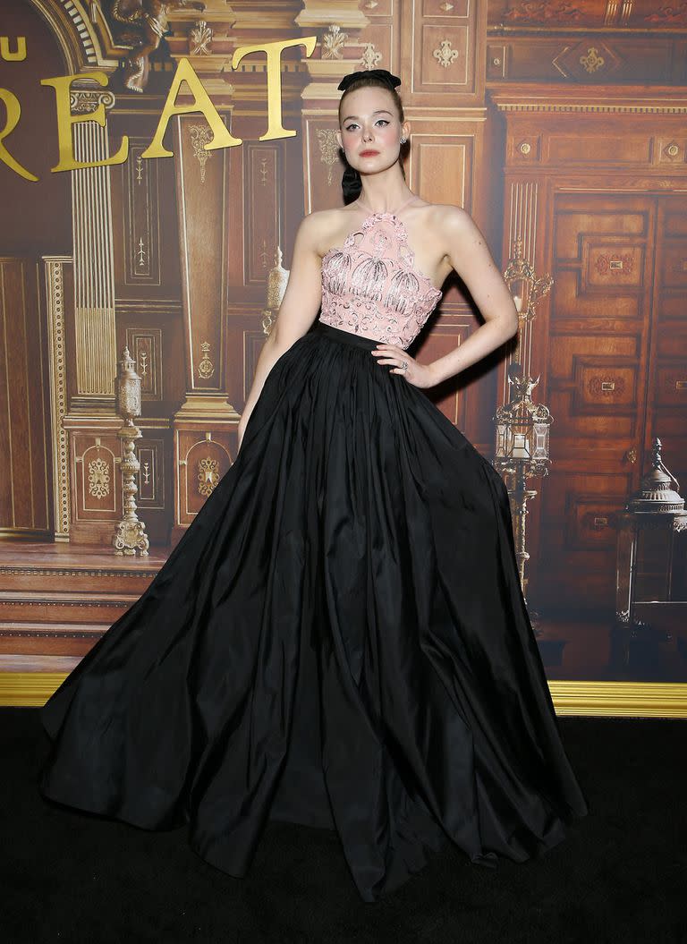 Con un diseño bicolor, la actriz estadounidense Elle Fanning brilló en la presentación de The Great