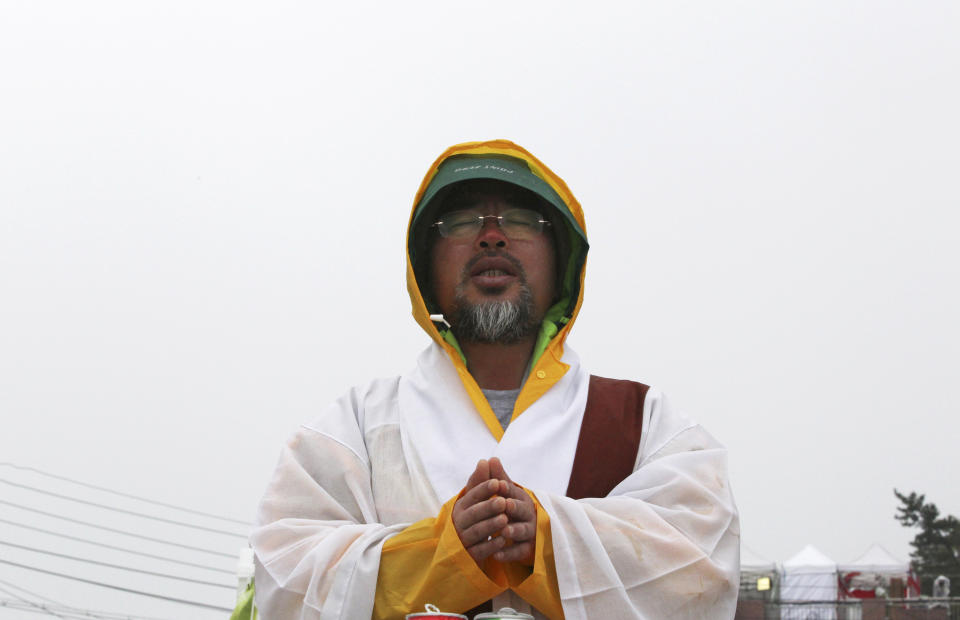 In this April 28, 2014 photo, Buddhist monk, Bul Il offers prayers to wish for safe return of passengers of the sunken ferry Sewol in Jindo, South Korea. Bul Il came from the southeastern port city of Busan to help the families of the more than 100 still missing in the sunken South Korean ferry. (AP Photo/Ahn Young-joon)