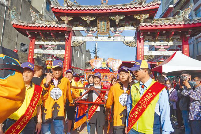 彰化南瑤宮媽祖笨港進香活動24日起駕，彰化縣長王惠美（中）扛轎，展開8天7夜遶境活動，29日並將辦「萬人潦溪」，經西螺溪回鑾。（陳淑娥攝）