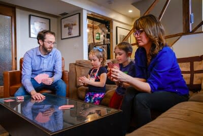 Samantha, Kevin and the youngest two of three Shannon children celebrate their win of the 2023 Live Net Zero Challenge. Photo by Craig Van Horne (CNW Group/Royal Canadian Geographical Society)