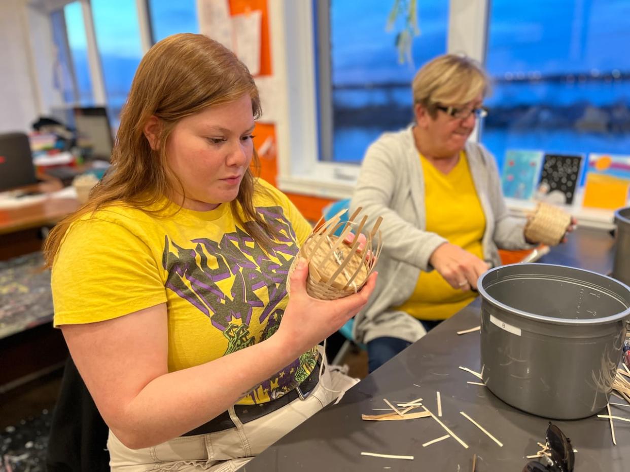 Wakenhiióhstha Montour is one of the participants in the four-week basket-making workshop at the Kahnawà:ke Youth Center. (Ka’nhehsí:io Deer/CBC  - image credit)