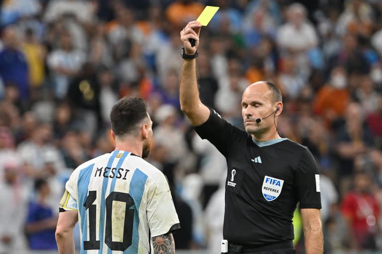 Lionel Messi fue uno de los 15 amonestados por el español Antonio Mateu Lahoz en el enfrentamiento con Países Bajos.