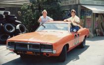 Die "Duke Boys" Luke und Bo, dazu Onkel Jesse und natürlich auch Cousine Daisy - bei "Ein Duke kommt selten allein" gab es viele Publikumslieblinge. Aber nur einen echten Star: den Dodge Charger, Baujahr 1969, in der PS-starken Halunken-Serie auch liebevoll "General Lee" genannt. Ein echter Männer-Traum! (Bild: CBS Photo Archive/Getty Images)