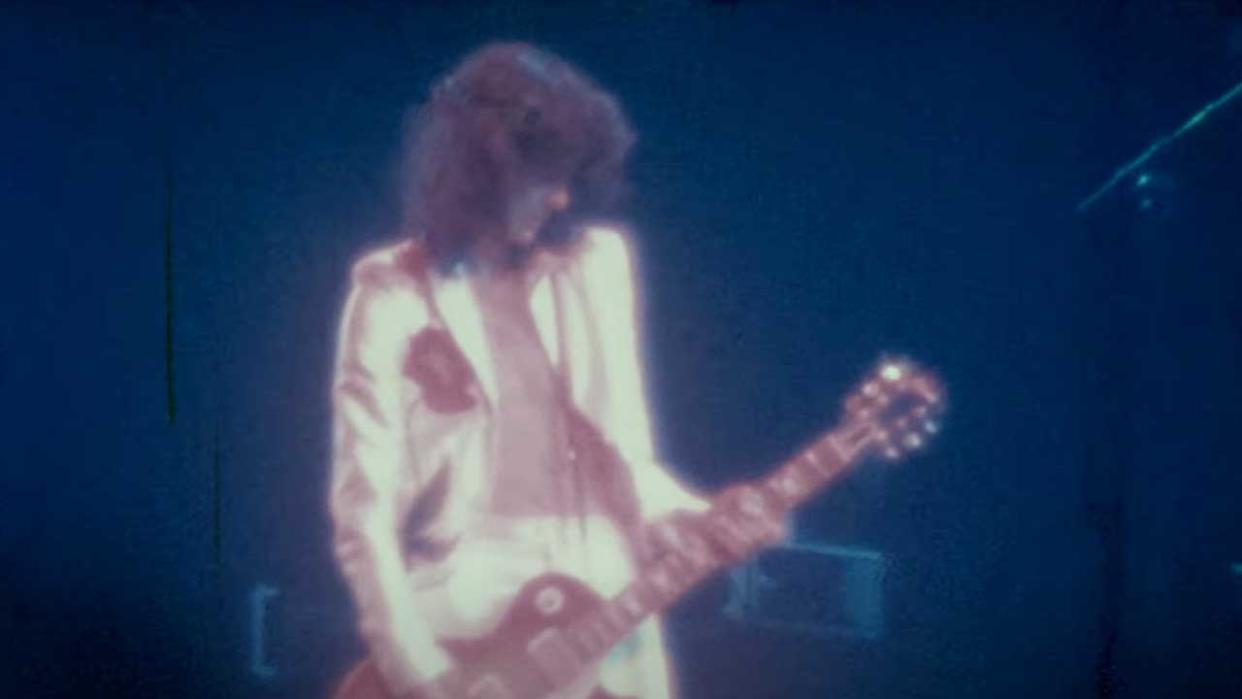  Jimmy Page onstage in Chicago. 