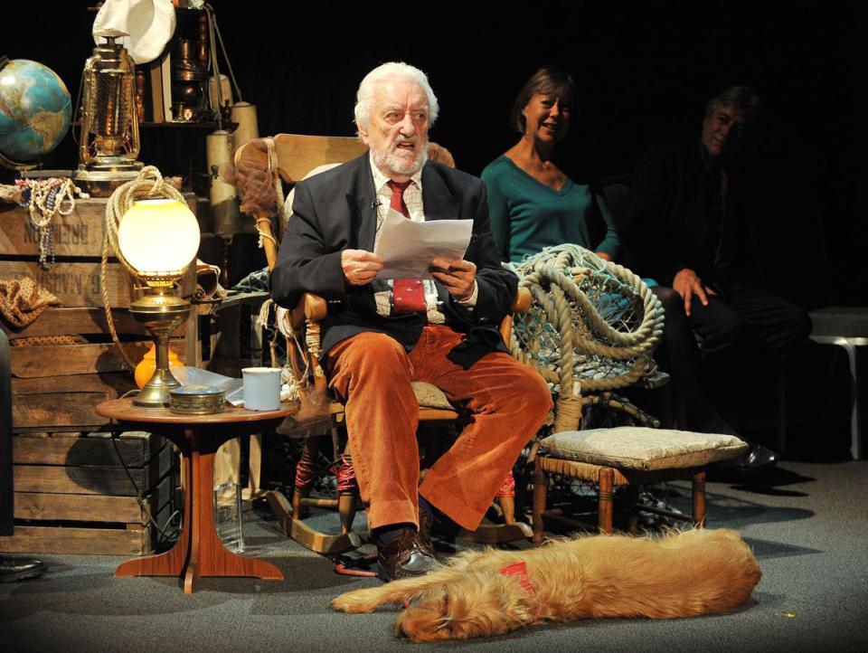 Cribbins reads an excerpt from ‘Winnie The Pooh’ watched by Jenny Agutter and Gary Warren, after he received the JM Barrie Award in 2014 (PA)