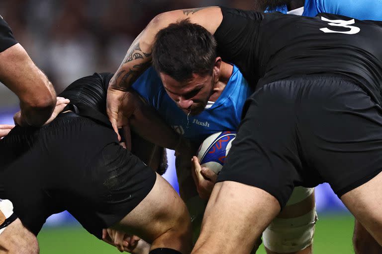 El número ocho de Uruguay, Manuel Diana, desafía a los jugadores de All Blacks durante la Copa Mundial de Rugby Francia 2023.