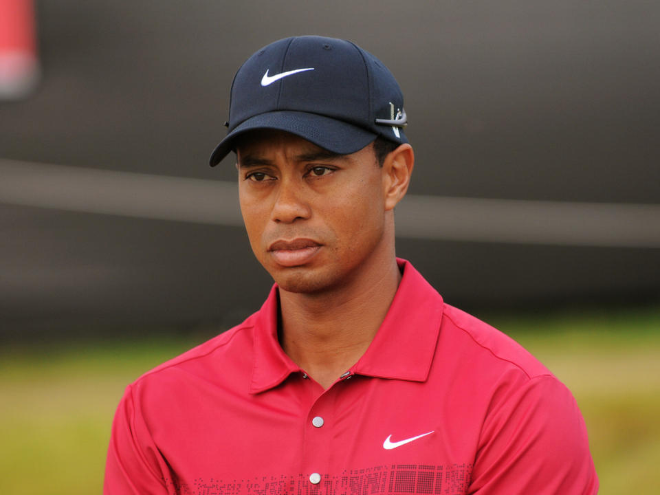 Tiger Woods musste mit hydraulischen Rettungsscheren aus dem Autowrack befreit werden. (Bild: Tony Bowler/ shutterstock.com)