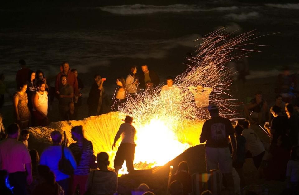 The bonfire at the Lake Worth Pier, tonight, Friday, Dec. 1 will feature a roaring blaze and music by Neil Freestone.