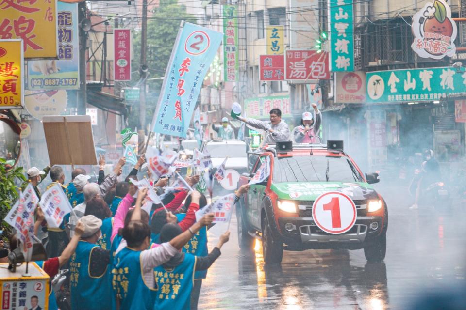 林佳龍雨中車掃，民眾熱情歡迎。   圖：林佳龍選辦提供