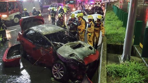 紅車跑車男性駕駛受困慘燒成焦屍。（圖／翻攝畫面）