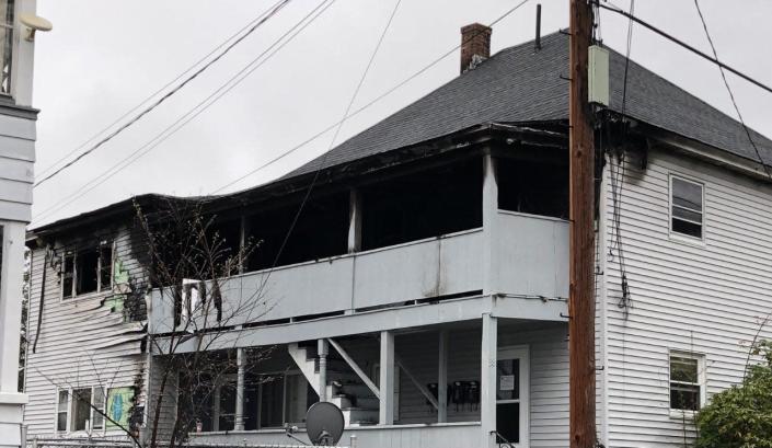 Le dernier étage d'un immeuble de Spruce Street à Sanford, Maine, montre des dommages suite à un incendie le mercredi 5 mai 2021.