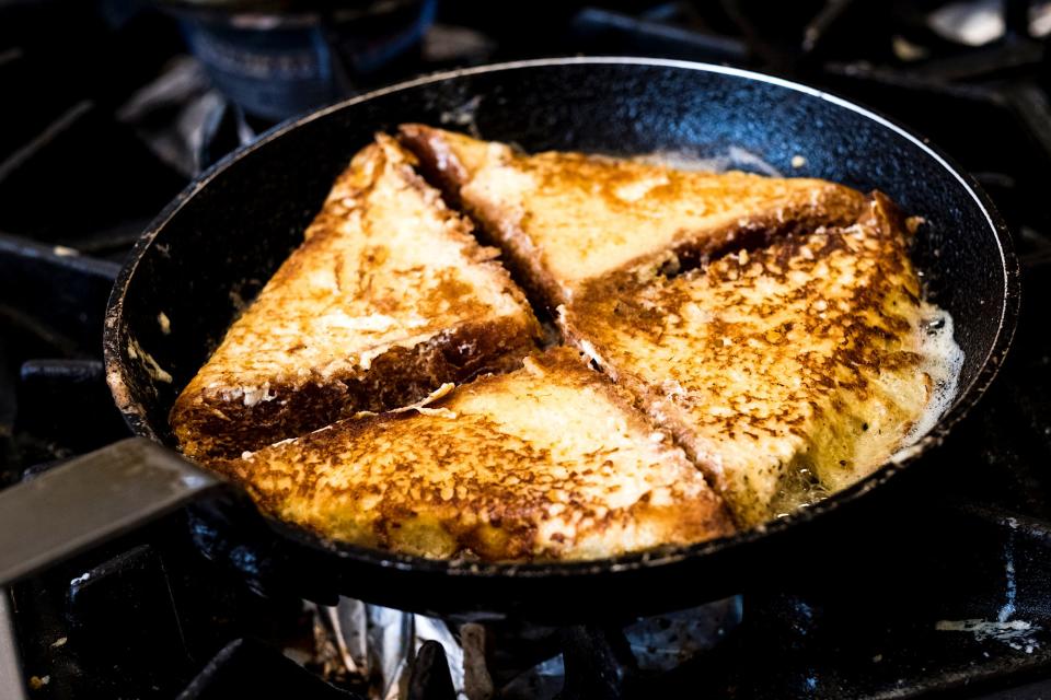 Frying pan with bread