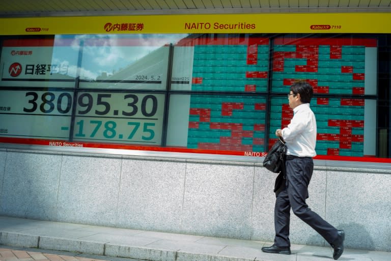 Una pantalla muestra las cotizaciones de la Bolsa de Tokio, el 2 de mayo de 2024 en la capital japonesa (Kazuhiro Nogi)