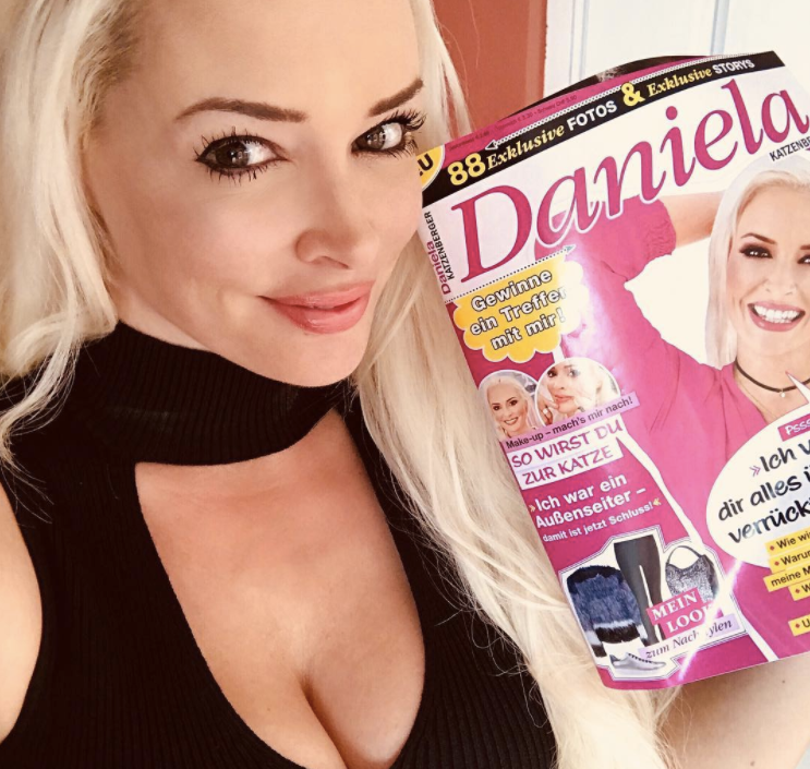 Daniela Katzenberger zeigt stolz ihr neues Magazin (Bild: Instagram.com/ Daniela Katzenberger)