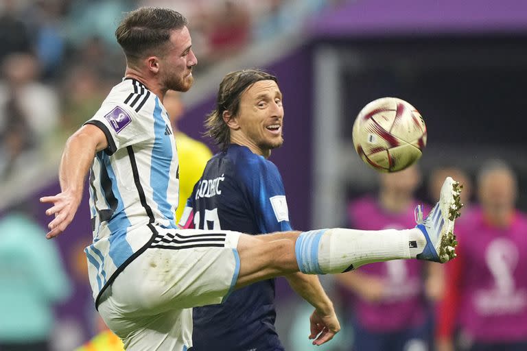 Alexis controla el balón ante la presencia del croata Luka Modric en el Mundial de Qatar; el mediocampista fue una de las revelaciones del seleccionado argentino.