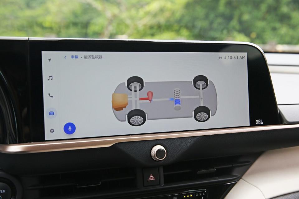 12.3吋多媒體觸控螢幕維持與貴族版相同配置，能源監視器則可看到本車的前後雙馬達配置。