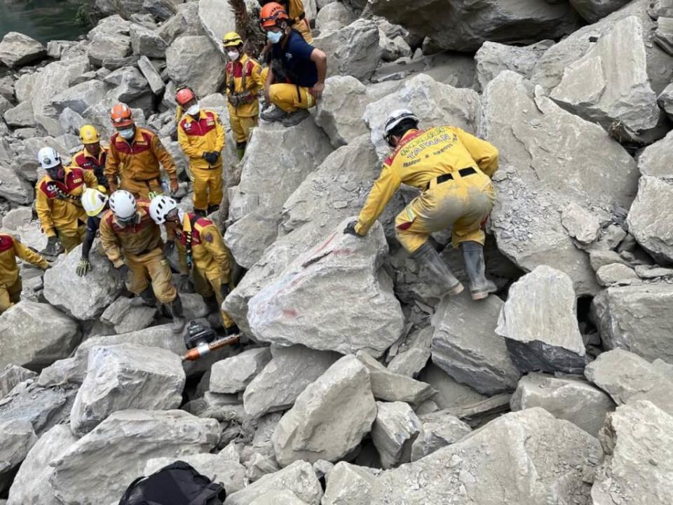 花蓮縣及高雄市搜救隊伍一行12人3犬，6日上午出發至砂卡礑步道擴大搜索 。搜救人員提供