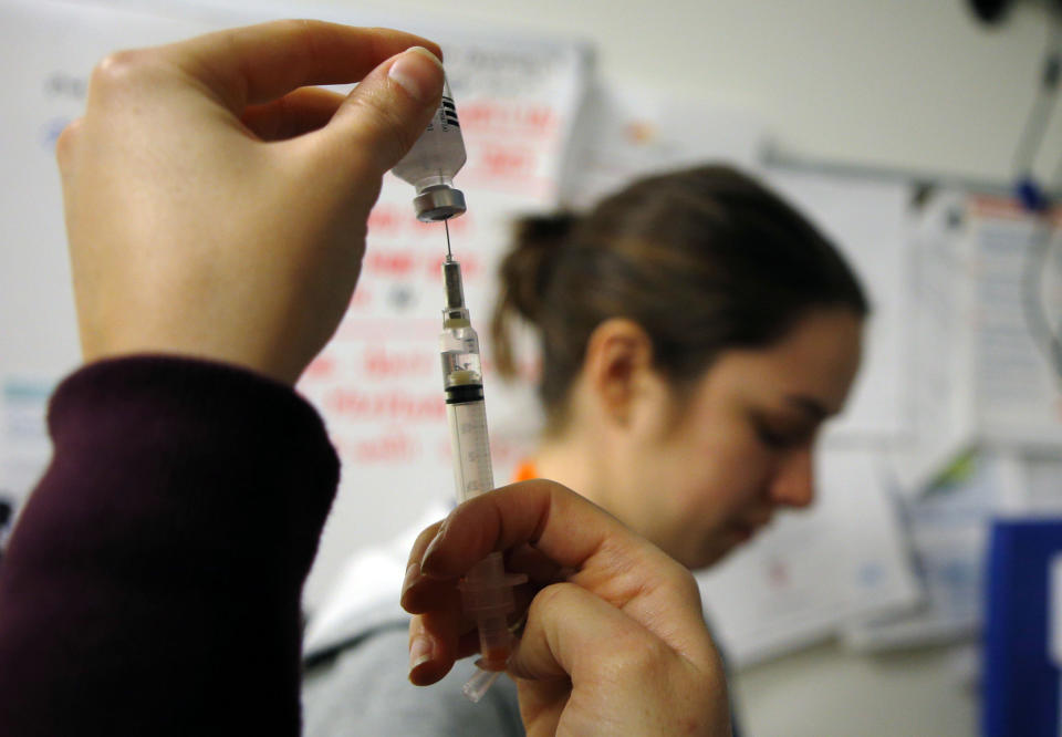 Las enfermeras preparan vacunas contra la gripe durante una clínica de vacunación contra la gripe en Dorchester House, una clínica de atención médica, en Boston, Massachusetts, el 12 de enero de 2013. La gripe ha alcanzado oficialmente proporciones epidémicas en los Estados Unidos, donde el 7,3 por ciento de las muertes de la semana pasada se debieron a neumonía. ... Y neumonía.  Los Centros para el Control y la Prevención de Enfermedades de EE. UU. dijeron el 11 de enero que la influenza