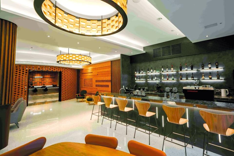 台南綉溪安平飯店一樓迎賓咖啡廳，牆面和天花板裝飾，是設計師特意安排的巧思，翻轉大家對熟悉磚塊的傳統印象。圖／台南綉溪安平飯店