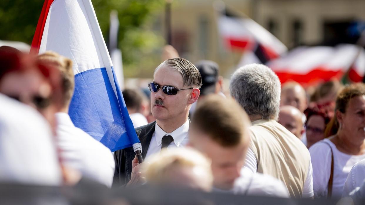 Mit Hitlerbart: Ein Teilnehmer der Neonazi-Demonstration anlässlich des 31. Todestages von Rudolf Heß. Foto: dpa